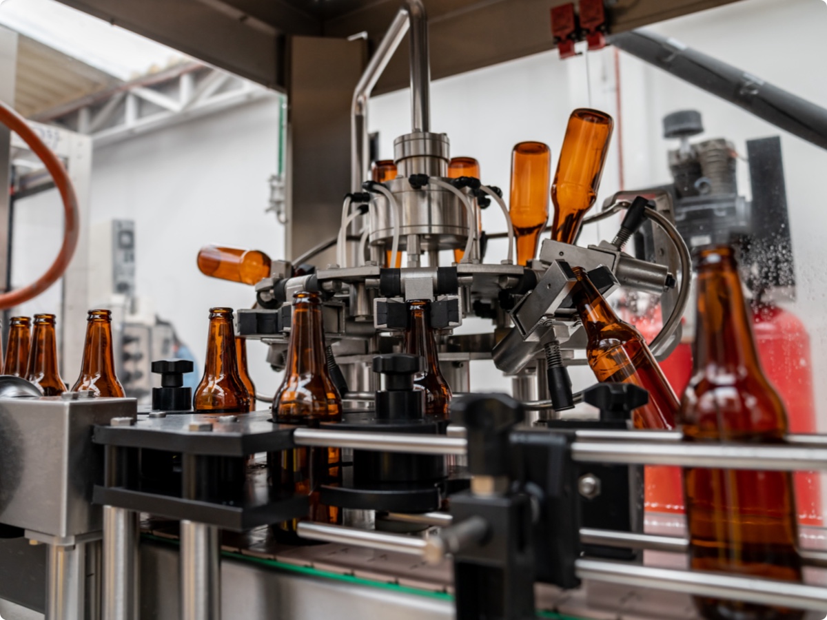 Bottling-machine-operating-at-a-brewery-factory-lg
