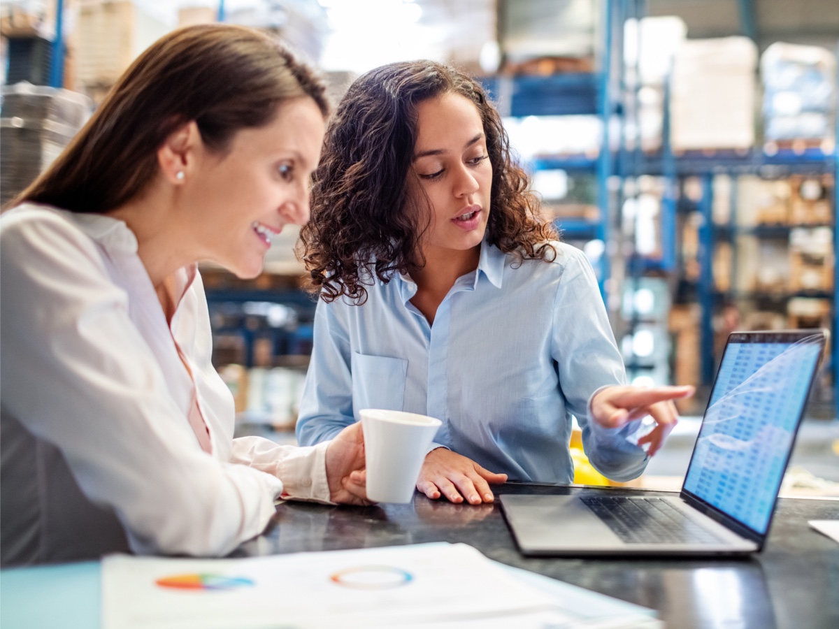 Woman-showing-inventory-on-laptop-lg